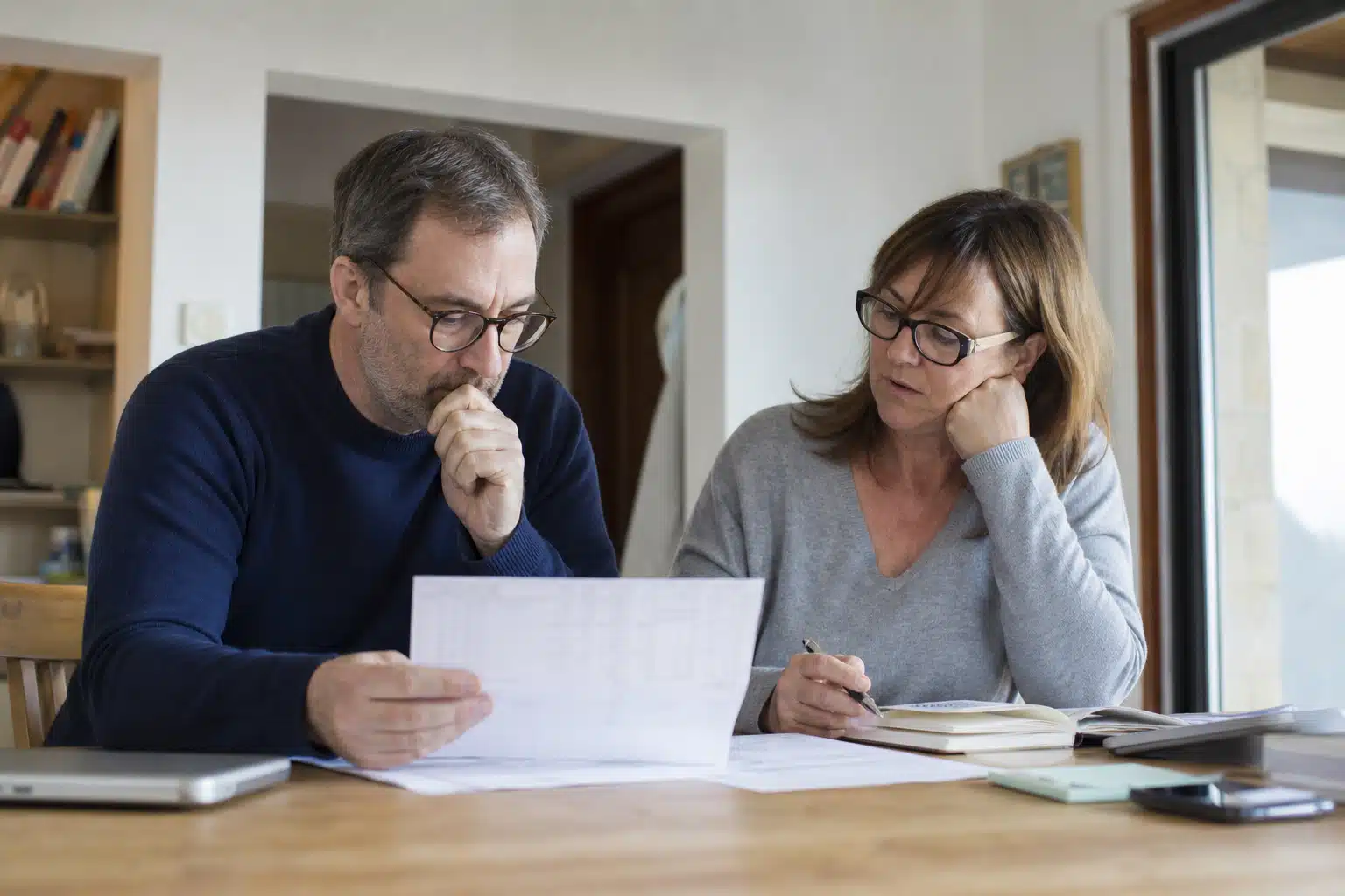 Deux adultes examinant un document imprimé
